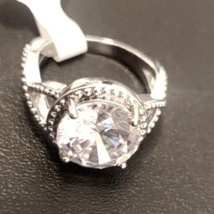 Beautiful ring amazing stunning stone